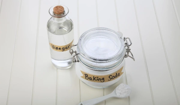 White vinegar and baking soda in the glass container